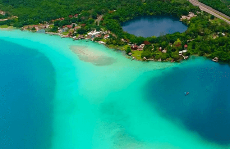 Bacalar y la Laguna de 7 colores